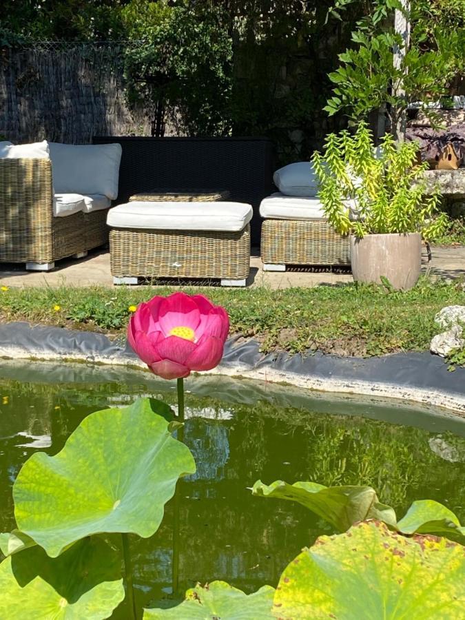 Une Vie En Rose Pressagny-lʼOrgeuilleux Bagian luar foto