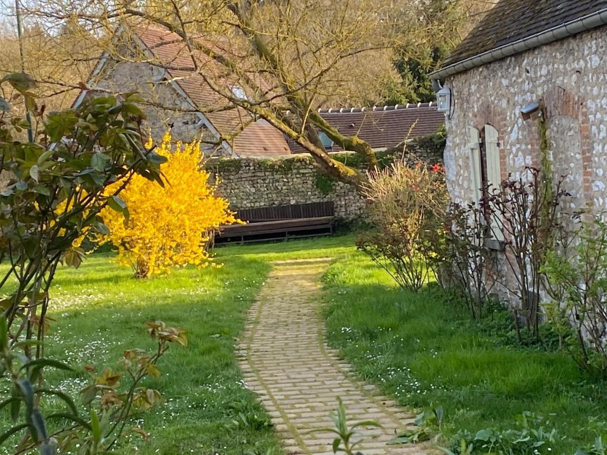 Une Vie En Rose Pressagny-lʼOrgeuilleux Bagian luar foto