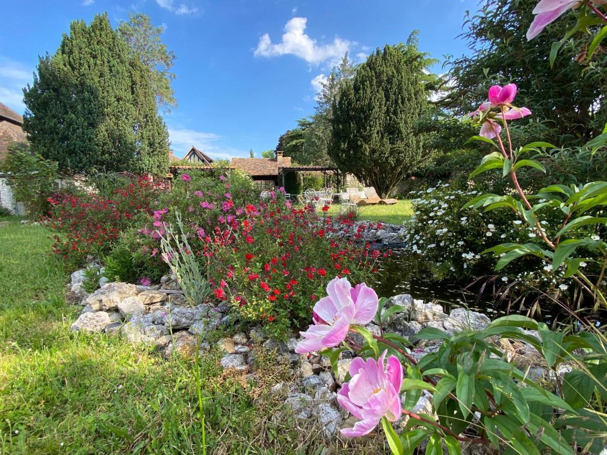 Une Vie En Rose Pressagny-lʼOrgeuilleux Bagian luar foto